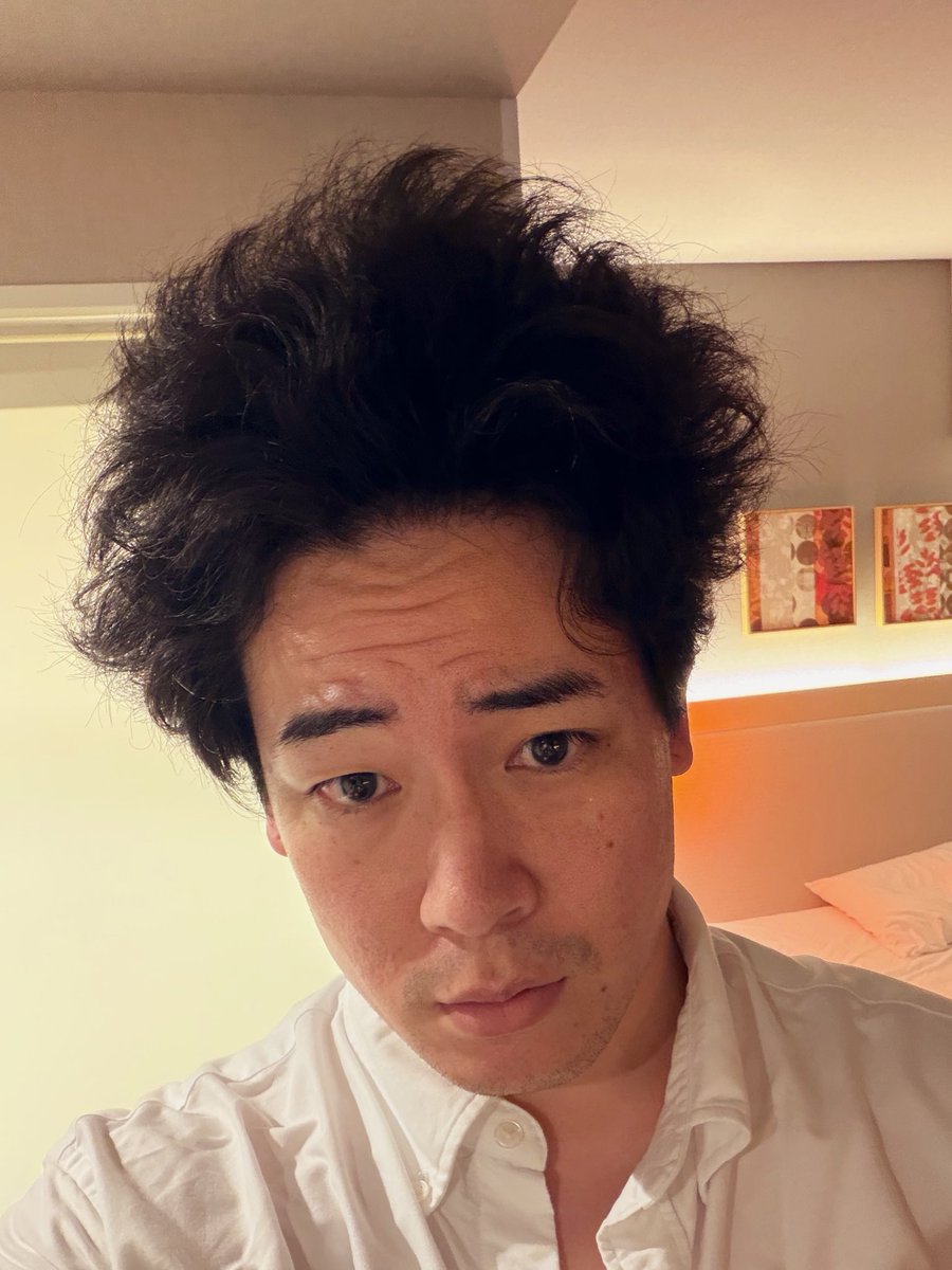 kimura_tetsuji's tweet photo. 昨日は大分県にて『歌魂カラオケ大賞歌謡祭』様ぜ！！
あまりの豪雨だったんでな、頑張ったけど来られなかった方も、なんとかギリ来られた方も、普通に来られた方も、みな平等にアイボイ飛ばしたぜ誠にありがとうな♡
打ち上げ後は酔ってて訳分からん写真撮ってたし寝起きは安定の風雷ヘアでヒェア！！ https://t.co/09QwWdtUOj