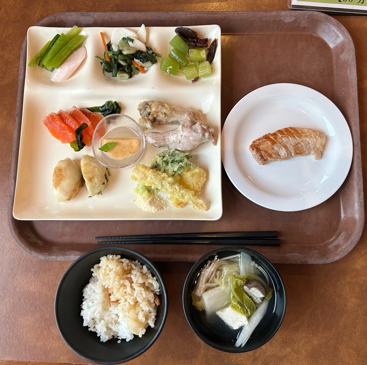 westriver1984's tweet photo. 長野の美味しいものかなり学んだ。
野沢菜、山葵、長芋、おやき、信州牛、松田牛乳、りんご、塩の道にちなんだしじみ汁、信州そば、胡桃、味噌、そして「牛乳パン」いっこ850キロカロリー越え🍞
野沢菜とおやきくらいしかイメージなかったんだけどなんでも美味しかったー。 https://t.co/DNUGRZduuu