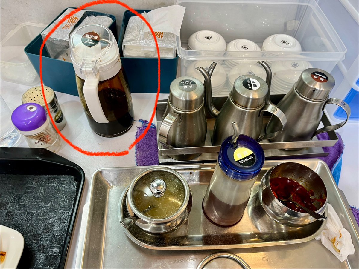 mayu121's tweet photo. 台湾生活の小さな歓喜。八方雲集の醬油膏が小皿に注ぎやすい形で提供されている時。スプーンで掬ったり、小袋開封しなくていい、このようなボトル型などだと歓喜度UP。 https://t.co/VOJdtGX6yX