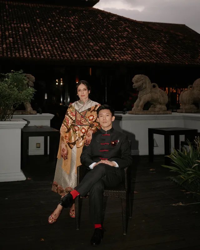 shehasaudacityy's tweet photo. Stunning pictures of Indian-Cantonese wedding for Vogue India. They both first met while completing their PHD at Oxford University 🪷 https://t.co/Kb4G7mijyR
