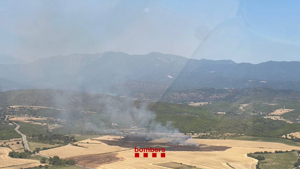 bomberscat's tweet photo. Treballem en un incendi de vegetació agrícola entre Terrades i Llers (avís 12.58h). El flanc dret és el que està més actiu i al flanc esquerre, que queda ancorat en un camp, s'hi treballa també amb maquinària pesada.

El foc afecta també una granja.

10 🚒
3 🚁

#bomberscat https://t.co/f9uomvwjF2