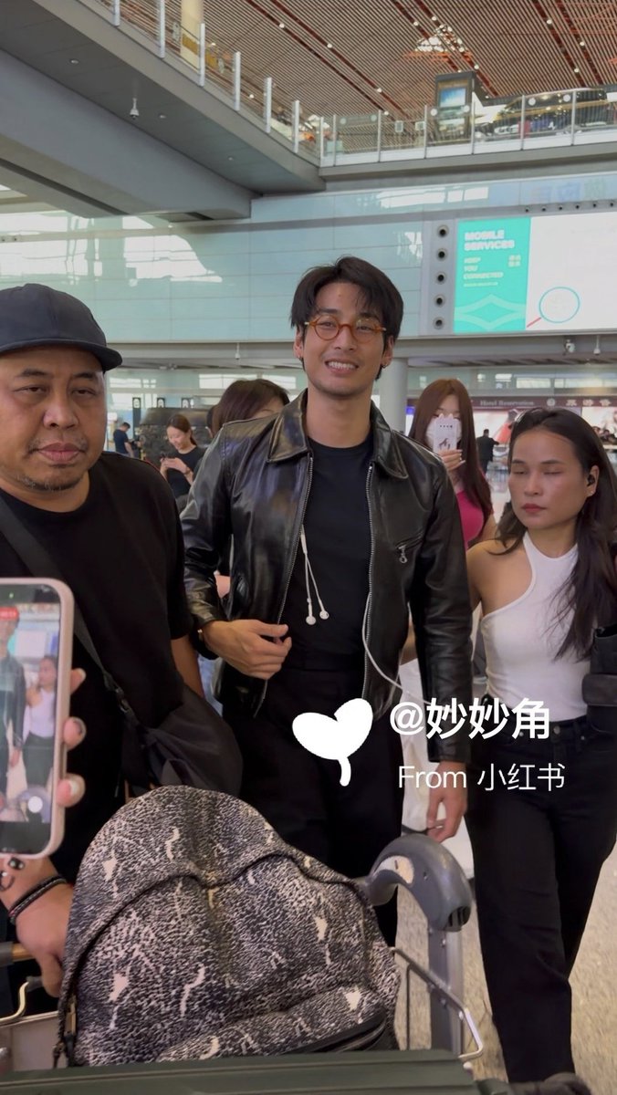 ApoMyLover's tweet photo. Aww, Apo was spotted in Beijing with P' Gift and P'Mos! Work schedule or just a trip? Wonder what they are up to! 👀🤔🥰

@Nnattawin1  #ApoNattawin https://t.co/6ObY1d3A04