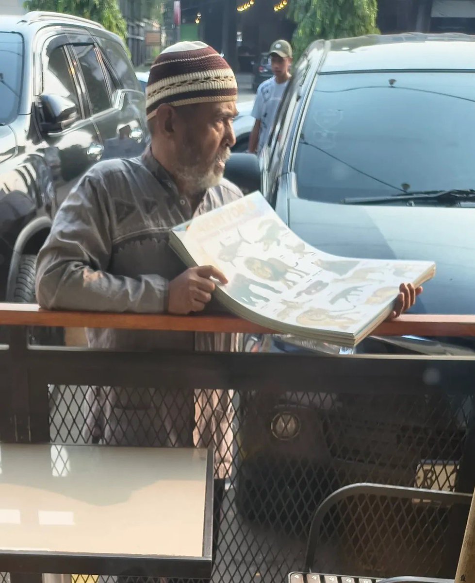 mamahmuda1_'s tweet photo. Buat yang tinggal di BSD atau kebetulan lewat Indomaret Jl. Letnan Soetopo, kalau sempat mampir, tolong larisin dagangan bapak ini ya. Beliau jual poster-poster hewan.

Tadi aku ketemu beliau di depan Indomaret. Beliau keliling menawarkan posternya ke mobil-mobil yang lagi parkir. Semoga dagangannya laris dan rezekinya dilancarkan🤍

Ini titik Indomaret-nya di Google Maps
https://t.co/RAfB2piBlV
cc: kosomari_