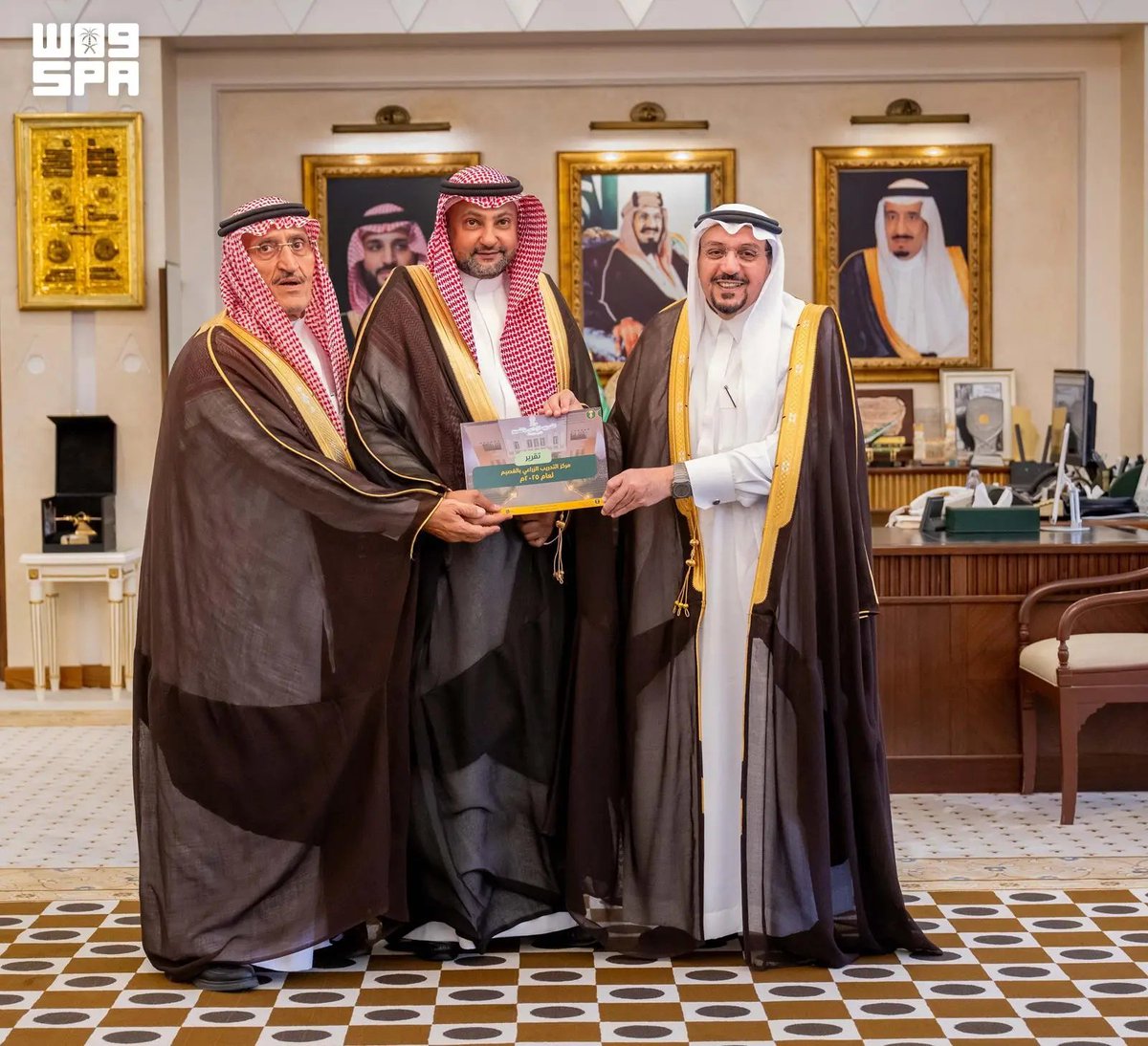 SPAregions's tweet photo. أمير القصيم يتسلم التقرير السنوي لمركز التدريب الزراعي بالمنطقة.
https://t.co/uVaK6XVZCn
#واس https://t.co/rHC07cq3or