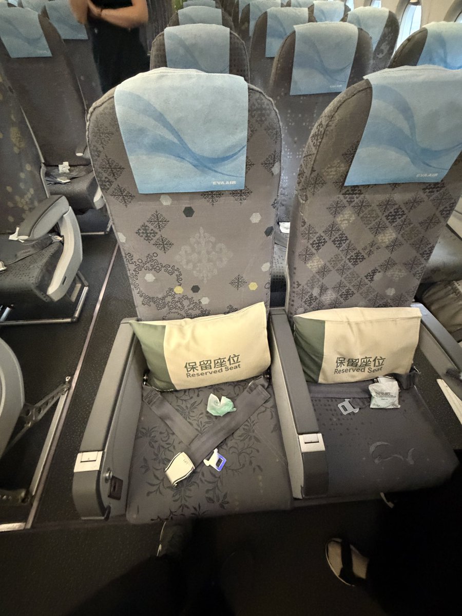 kureota_'s tweet photo. 初エバー航空

初インター非常口席

機内食美味しかったーー https://t.co/pyBjg3Mcnx
