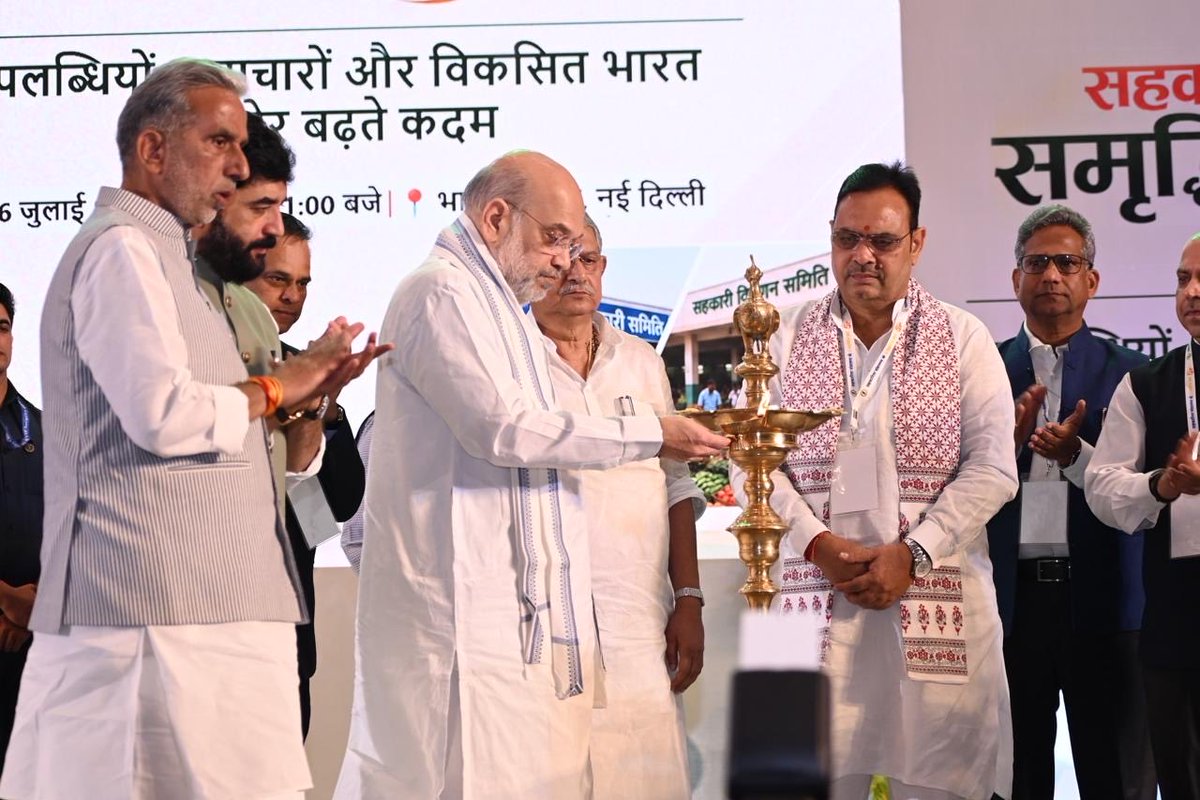 RajCMO's tweet photo. केंद्रीय गृह एवं सहकारिता मंत्री अमित शाह ने, सहकारिता मंत्रालय के 5वें स्थापना दिवस पर आयोजित समारोह को संबोधित किया। इस दौरान उन्होंने 'सहकार से समृद्धि' के संकल्प को साकार करने के लिए, सहकारी क्षेत्र में तकनीक आधारित सुधार, ई-पैक्स, डिजिटल भुगतान प्रणाली एवं पारदर्शी सहकारी व्यवस्था को सशक्त बनाने पर जोर दिया। साथ ही, किसानों से अधिक से अधिक प्राकृतिक एवं जैविक खेती अपनाने का आह्वान किया तथा डॉ. श्यामा प्रसाद मुखर्जी की 125वीं जयंती पर उन्हें श्रद्धांजलि अर्पित की। इस दौरान मुख्यमंत्री श्री भजनलाल शर्मा भी उपस्थित रहे। उन्होंने प्रधानमंत्री श्री नरेन्द्र मोदी जी और केंद्रीय गृह एवं सहकारिता मंत्री श्री अमित शाह का आभार व्यक्त किया। उन्होंने कहा कि सहकारिता के क्षेत्र में देश में अभूतपूर्व कार्य हो रहा है। ‘सहकार से समृद्धि‘ के मंत्र के साथ सहकारिता देश के करोड़ों किसानों, पशुपालकों, महिलाओं, युवाओं और ग्रामीण भारत के आर्थिक सशक्तीकरण का माध्यम बन गई है।
 
@AmitShah
@BhajanlalBjp
#आपणो_अग्रणी_राजस्थान