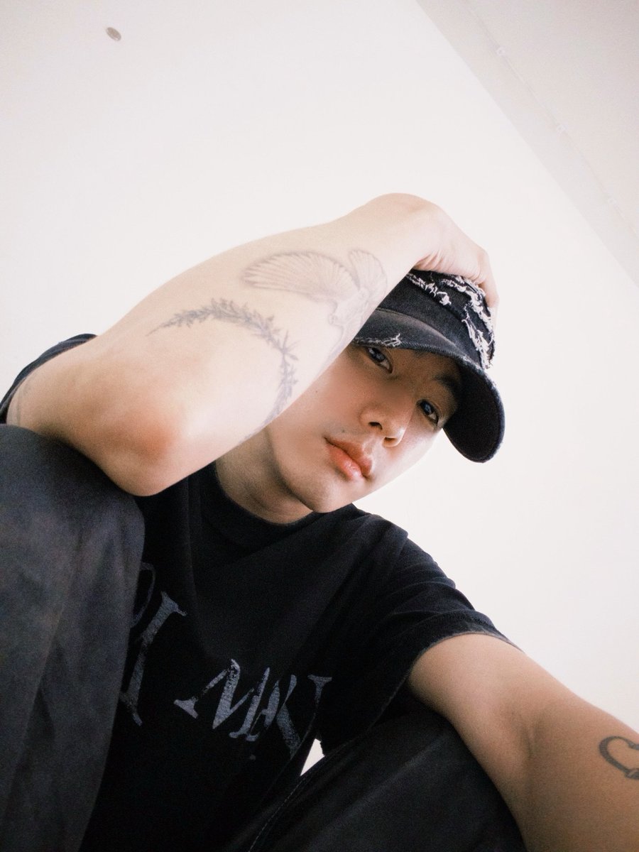 wwmarktuan's tweet photo. 260706 Mark's also posted on Facebook 💙

"soon... 😈"

🔗https://t.co/sXxM2CWvko

#MarkTuan #段宜恩
@marktuan @DNAmngmnt https://t.co/kp98vF2Qkj