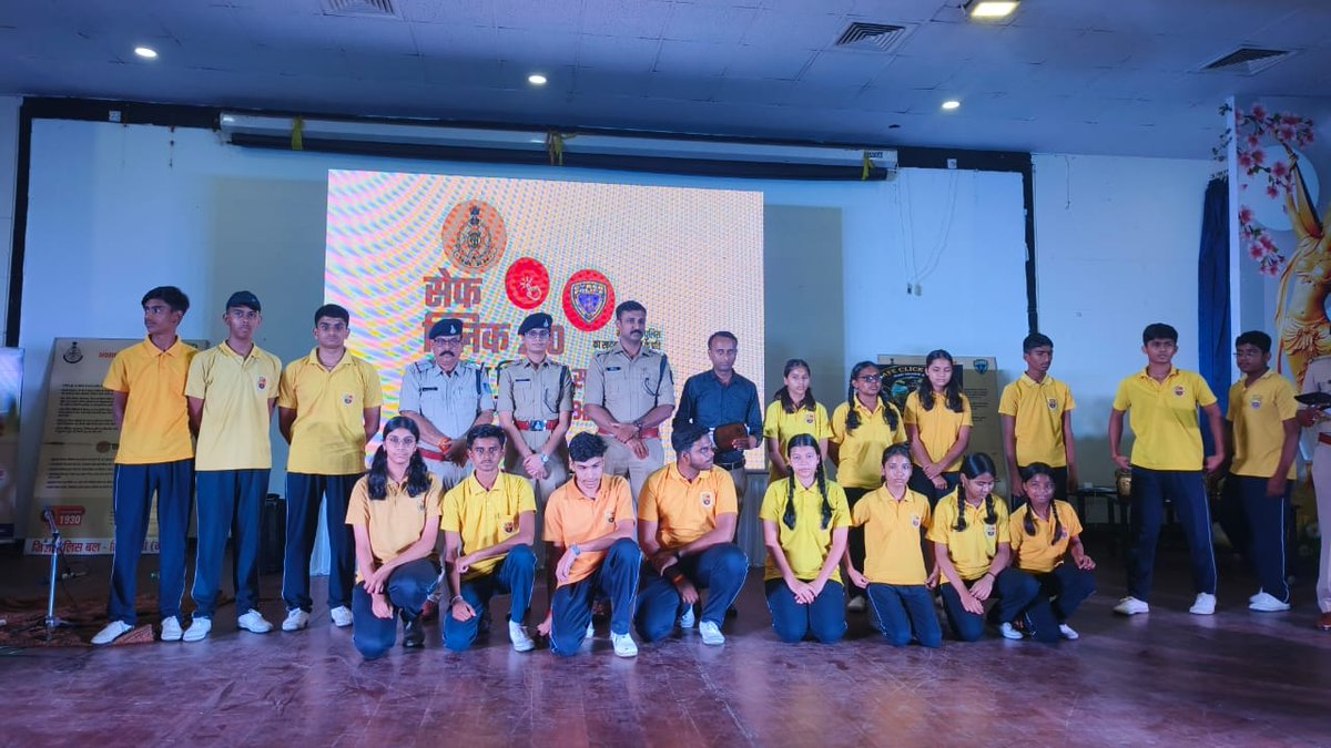 singrauli_sp's tweet photo. #SafeClick2_0 #CyberSafeMP #MPPolice
"SAFE CLICK-2026" अभियान 2.0 के तहत सिंगरौली पुलिस की अनूठी पहल
स्कूली बच्चों ने बनाई 'SAFE CLICK 2.0 – 1930' की मानव आकृति, पुलिस अधीक्षक की उपस्थिति में साइबर सुरक्षा का दिया सशक्त संदेश https://t.co/NMV4RqG3xN