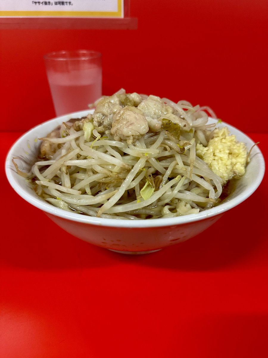 Nyama_nyak's tweet photo. ラーメン二郎 沖縄店 夜の部 小ラーメン ニンニクアブラ。アブラを差し引いても朝イチよりは円やかな感じ。応援に来ている千葉助手が帰ったら回らなくなるよと嘆いていたけど、そこはなんくるないさでしょ。 https://t.co/FrzDEzV9NR