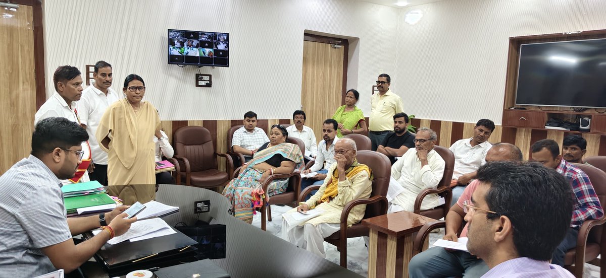 MungerDm's tweet photo. आम नागरिकों की समस्याओं के त्वरित समाधान के उद्देश्य से आयोजित किए जाने वाले जन सुनवाई कार्यक्रम के तहत आज जिलाधिकारी निखिल धनराज निप्पाणीकर द्वारा आमजनों की समस्याएं सुनी गईं। जिले के विभिन्न प्रखंडों एवं पंचायतों से आए 16 नागरिकों ने अपनी समस्याओं को जिलाधिकारी के समक्ष रखा। https://t.co/Ec48eE3ZCh