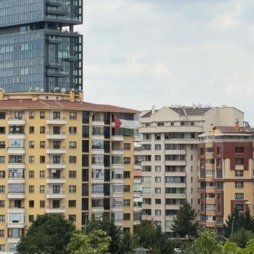 agdtv's tweet photo. Gazze Soykırımı’nın en büyük destekçilerinden olan Donald Trump’ın Ankara’da konaklayacağı otelin tam karşısına Filistin bayrağı asıldı.

•••

En büyük cihad, zalimin karşısına çıkıp sen haksızsın demektir. 

| Hz. Hüseyin https://t.co/6KxBRvz3rt
