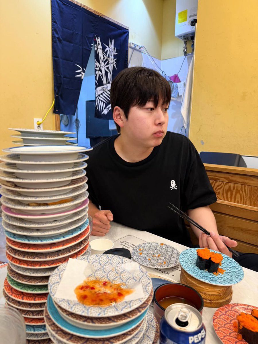hanwhavictory2's tweet photo. 올데이스포츠 위드 피제이피자 스레드 동욱이🧡
https://t.co/6Ha7RMeLFl https://t.co/FYwGcVvh5N