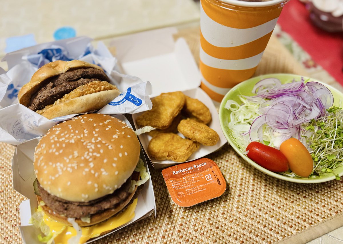 banshin4649's tweet photo. 今日はごはんを作る時間無かったから、マックをテイクアウト✨
倍ビッグマックと、ざく切りポテト＆肉厚ビーフ コク旨ガーリックペッパー🍔
さすがにこの2個はやりすぎた😂
ナゲット入れたら、2,000kcal近くありそう😆
ソースはいつもマスタード派だけど、バーベキューにしてみた✌️
みんなはどっち派？ https://t.co/rYVu76DBYI