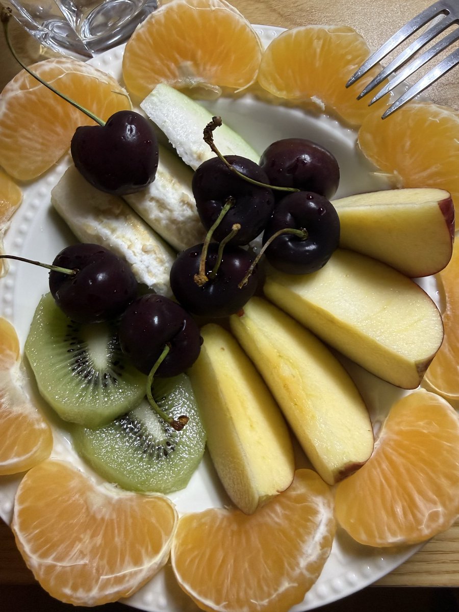 TradeQC's tweet photo. 依旧每日一罐 SAPPORO

不和你们在X上泡着了

老婆给搞了水果🥝🍊🍒🍎

还有哪样水果没有写出来，我看看有没有老吃家 https://t.co/mgYJvpOMyp
