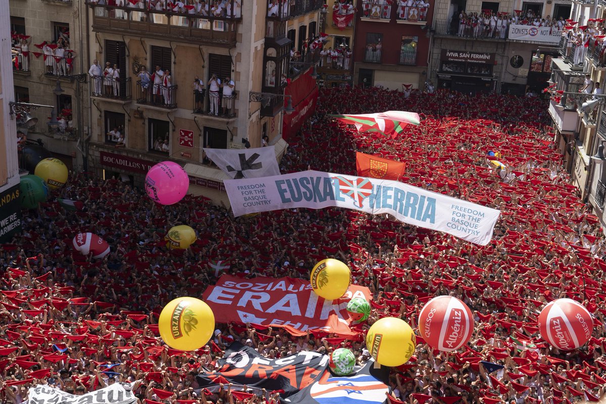 i_egoi's tweet photo. Gora Sanferminak! Gora Euskal Herria askatuta! #Sf26 https://t.co/IV5JwILtrN