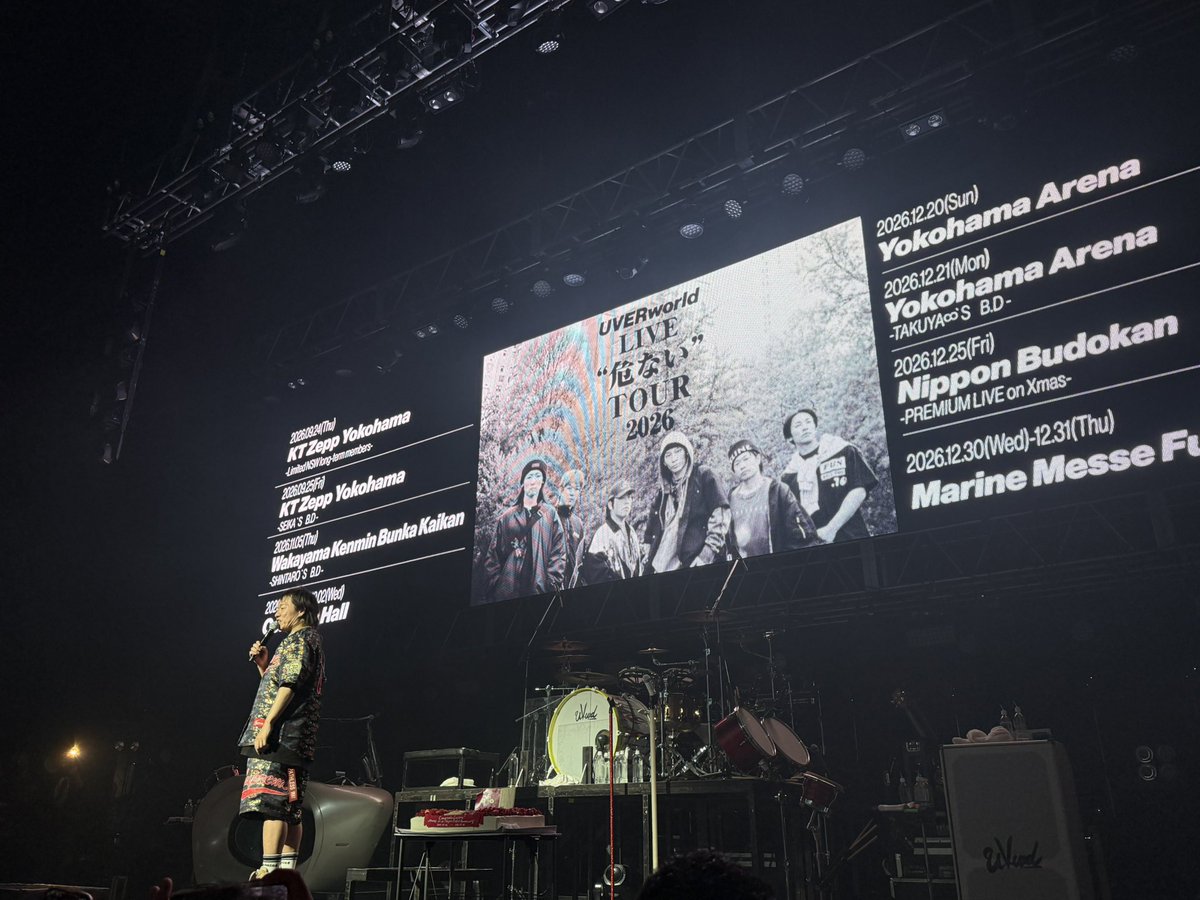 dragonbernning7's tweet photo. 22年目の初ライブに立ち会えて😭
新曲の栞も聴けて、ツアーの発表がやっぱりあった〜✨
900番代で写真じゃ分かりづらいけど、LIVEの先輩に見習って3列目まで来れた🤭

いや〜まだ月曜とかマジか🤣
もう体力ないよwww

#UVERworld https://t.co/Fy76Rt3sxk