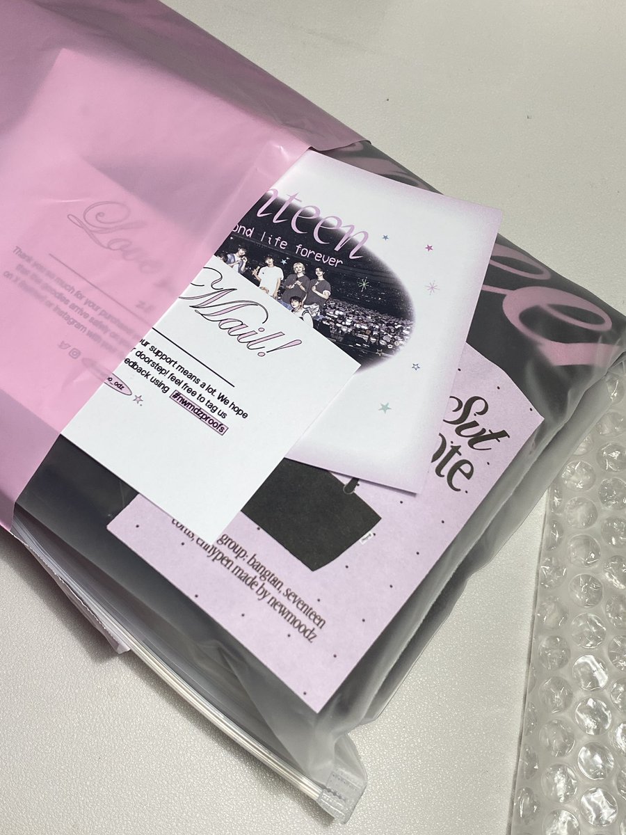 newmo_odz's tweet photo. 𝙎𝙑𝙏 𝘾𝘼𝙍𝙍𝙔 𝙏𝙊𝙏𝙀 𝘽𝘼𝙂𝙎 💗🪽
shipping update! | #nwmdz_ud

svt carry totes are done packing and ready for delivery 📦💬. shipping notices has been sent to your email, please check your inbox/spam folder ✉️

and for those orders who will opt for pick-up on wonwoo pop-up event this July 18-19, please send us a dm with your order id so we could take note all your requests. 

🚐 start of shipment: this wednesday & friday! thank you so much for your patience,  continuous support. 💞
