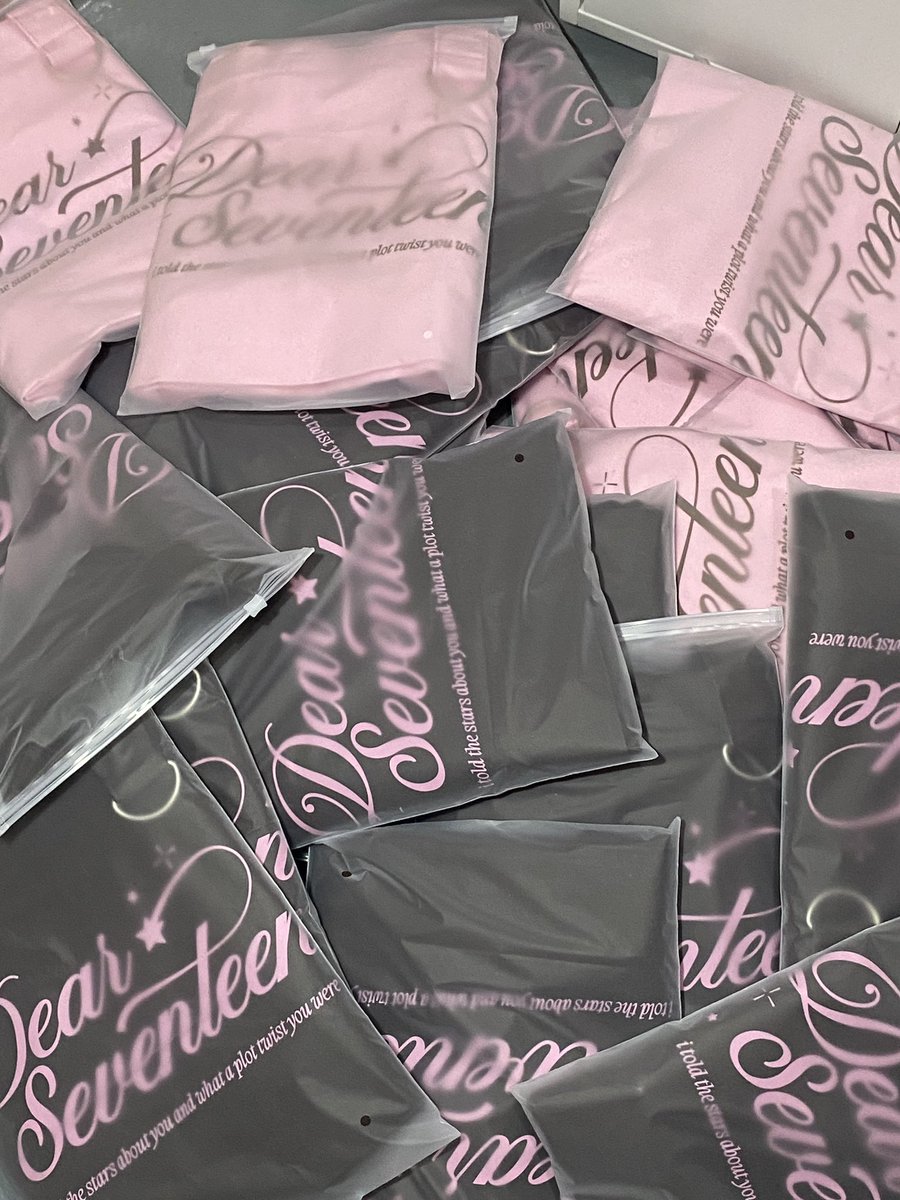 newmo_odz's tweet photo. 𝙎𝙑𝙏 𝘾𝘼𝙍𝙍𝙔 𝙏𝙊𝙏𝙀 𝘽𝘼𝙂𝙎 💗🪽
shipping update! | #nwmdz_ud

svt carry totes are done packing and ready for delivery 📦💬. shipping notices has been sent to your email, please check your inbox/spam folder ✉️

and for those orders who will opt for pick-up on wonwoo pop-up event this July 18-19, please send us a dm with your order id so we could take note all your requests. 

🚐 start of shipment: this wednesday & friday! thank you so much for your patience,  continuous support. 💞