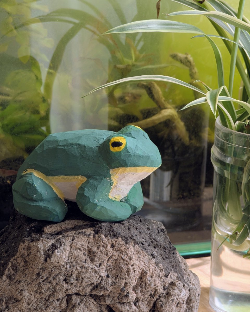 カエル の木彫りです！ ご自宅の庭にいたアマガエルがモデルとのこと