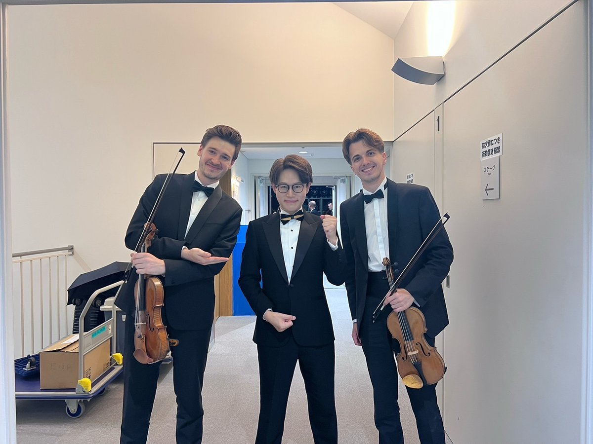 Takuma__Ishii's tweet photo. DAY3福岡公演イルドフランス国立管弦楽団with石井琢磨無事終演🇫🇷😍
今回のツアーではコンサートマスターが2人います☺️AプロはVassilyさん(僕の右側)BプロはClémentさん(僕の左側)🎻
お二方とも柔らかく透明感ある素晴らしいコンマスなので注目して聴いてくださいね😁
お弁当は超美味最高でした!!🍱🎣 https://t.co/ZAqrRol0bc