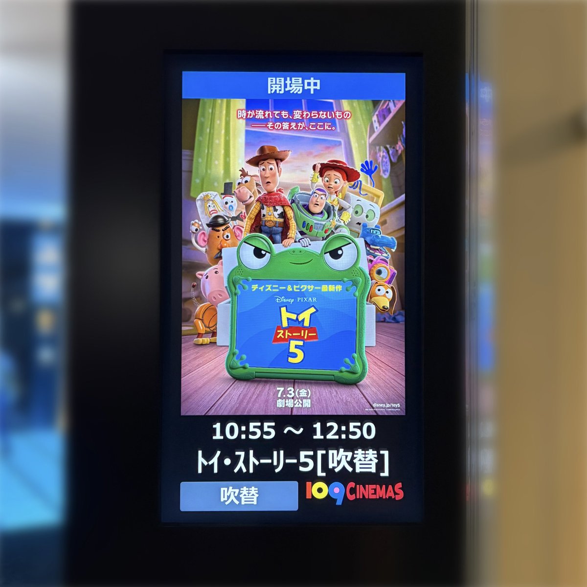 d1lysi's tweet photo. ｢トイ・ストーリー5｣鑑賞。

スマートデバイスの普及により出番を失ったおもちゃ達が子供にしてあげられることは何か。おもちゃ達が身をもって子供の幸せのために奮闘する姿に涙。社会問題やシリーズを追ってきたファンにはたまらない演出が多々あって前作より刺さりました。 https://t.co/dsRjWY3kbt