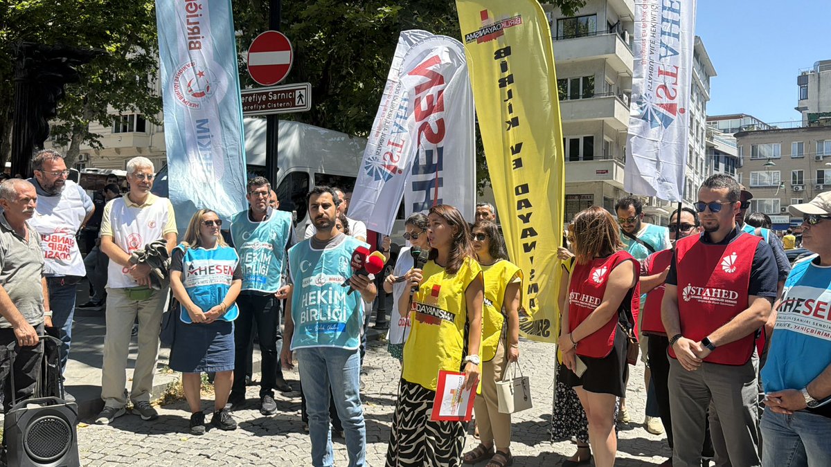 dayanismasen's tweet photo. @saglikbakanligi’na bir kez daha seslendik :akla, mantığa, vicdana  ve hukuka aykırı bu eziyet yönetmeliğine artık son verin. 
Basın açıklamamızı MYK Üyesi Ebe Melike Sigeze okudu.
Basın açıklamasını düzenleyen @istahed ‘e, ve katılım sağlayan @ahesenorgtr @hekimbirligi @istabip nın emeklerine ve ayaklarına  sağlık diyoruz. Mücadelemizi hep birlikte ileriye götürerek bu eziyet yönetmeliğinin bir gün son bulmasını diliyoruz.