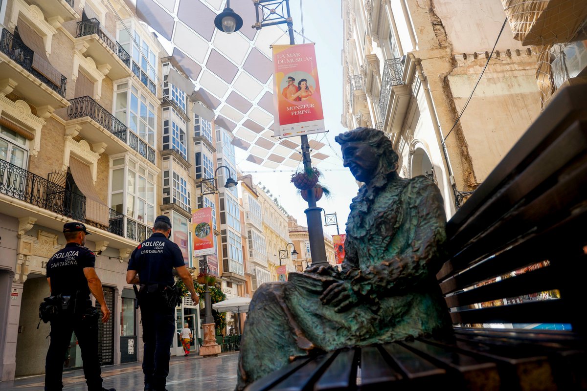 eugenioglezcrem's tweet photo. La Mar de Músicas (@mardemusicasct) llena de color el centro de Cartagena con las banderolas de su 31ª edición

La calle del Carmen y Puertas de Murcia lucen ya la imagen oficial del festival y de los artistas protagonistas de este año. 
https://t.co/IGBddzrXrx https://t.co/6m0s1M6T5k