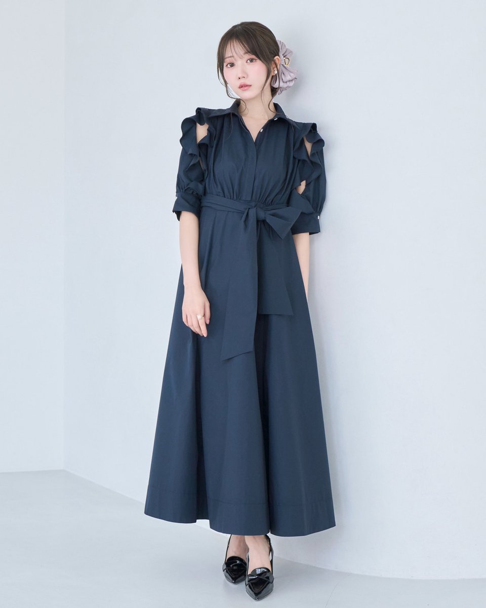 rosemuse_'s tweet photo. ┈𝑛𝑒𝑤 𝑎𝑟𝑟𝑖𝑣𝑎𝑙

"Bow tie shirts dress"
color : ivory / beige / navy
¥17,600(tax in)

かっちりとした素材の定番のシャツワンピース
袖にフリルとスリットを施すことで
抜け感を出し、涼しげに着ていただけます

⁡ ↪︎web store pre order 7/13(mon)20:00

#RoseMuse https://t.co/Imz2evhbsc