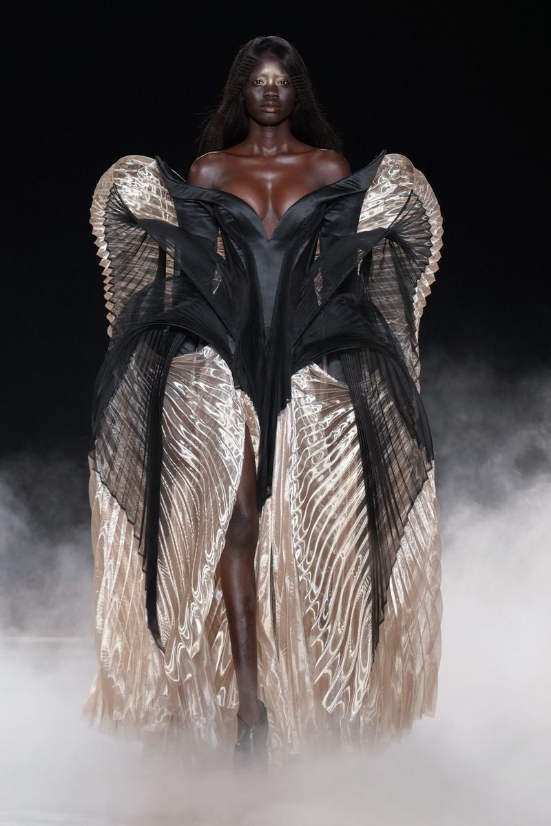 LaModeUnknown's tweet photo. The one and only TECHNO-ORGANIC ✨️Iris Van Herpen✨️ reveals her Fall/Winter 2026 Couture collection — ALL the looks in a thread.🪡🧵

PS: titled 'Sonic Starquakes' https://t.co/d7Xi8CvNs3