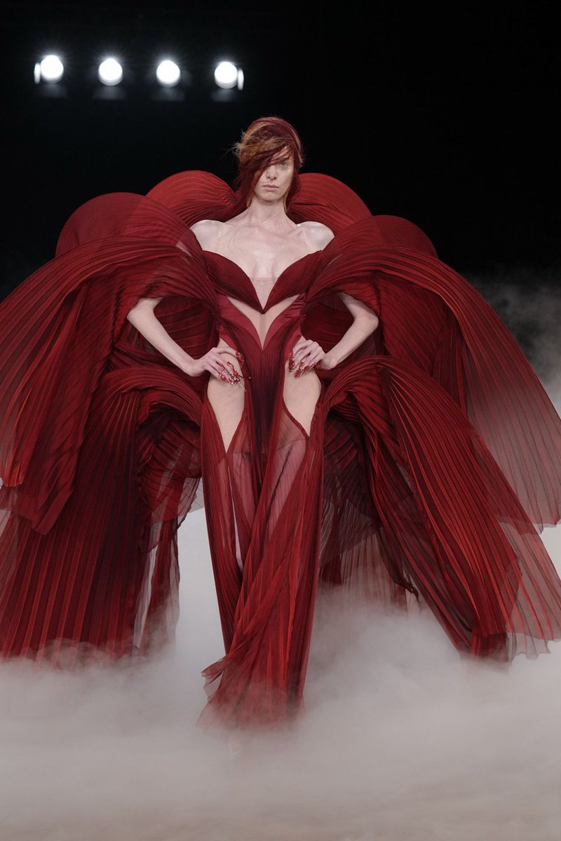 LaModeUnknown's tweet photo. The one and only TECHNO-ORGANIC ✨️Iris Van Herpen✨️ reveals her Fall/Winter 2026 Couture collection — ALL the looks in a thread.🪡🧵

PS: titled 'Sonic Starquakes' https://t.co/d7Xi8CvNs3
