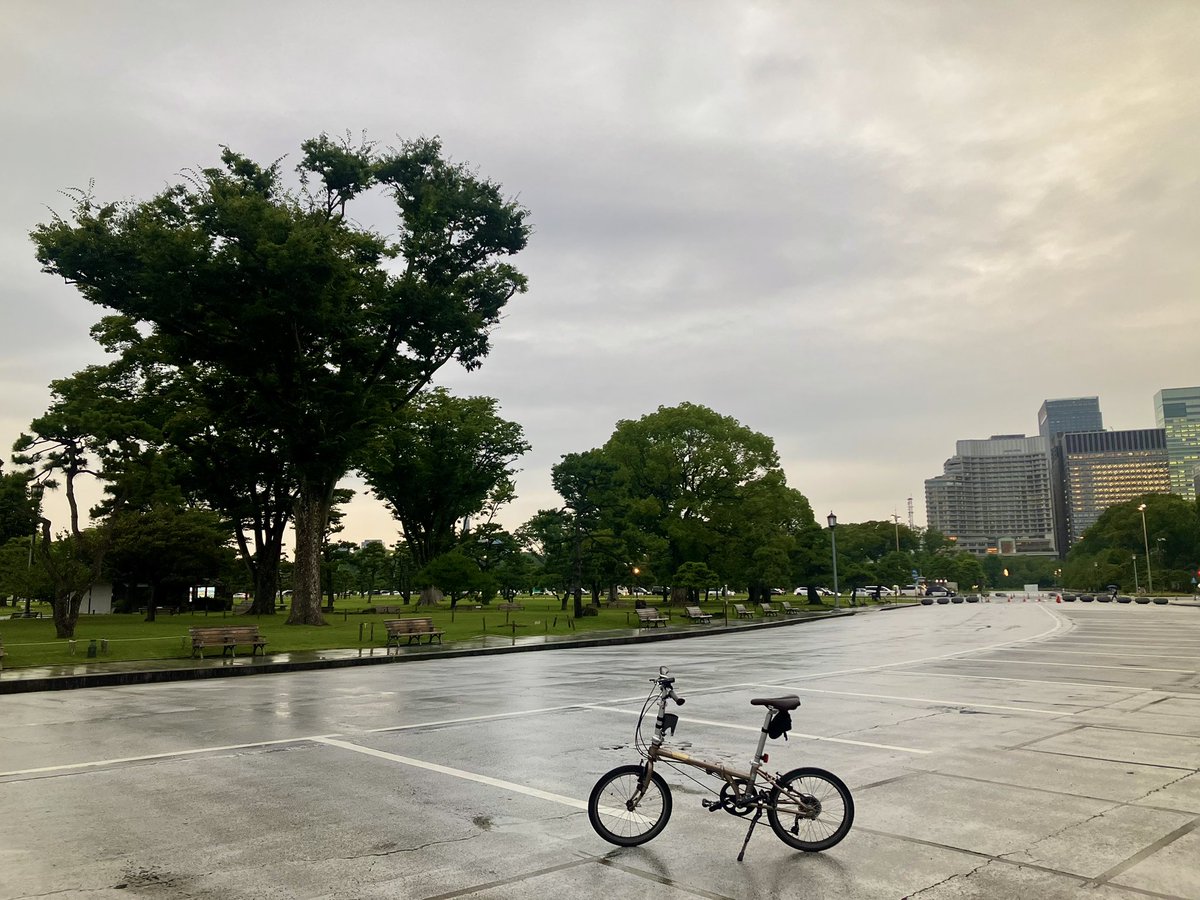 takedome2's tweet photo. #チャリ通
#小雨散歩

取引先に寄りビルを出ると☔️が降り出しましたが皇居外苑に着く頃には止み、いつも通り☕️タイム😋
北西の空が明るかったので半蔵門へまわり甲州街道ルートを選択！
ちょうど良いミスト程度に降られた時間もありましたが気持ち良く走って多摩川へ👍
お疲れ様でした🙏🏻 https://t.co/JwR5hLPWNN