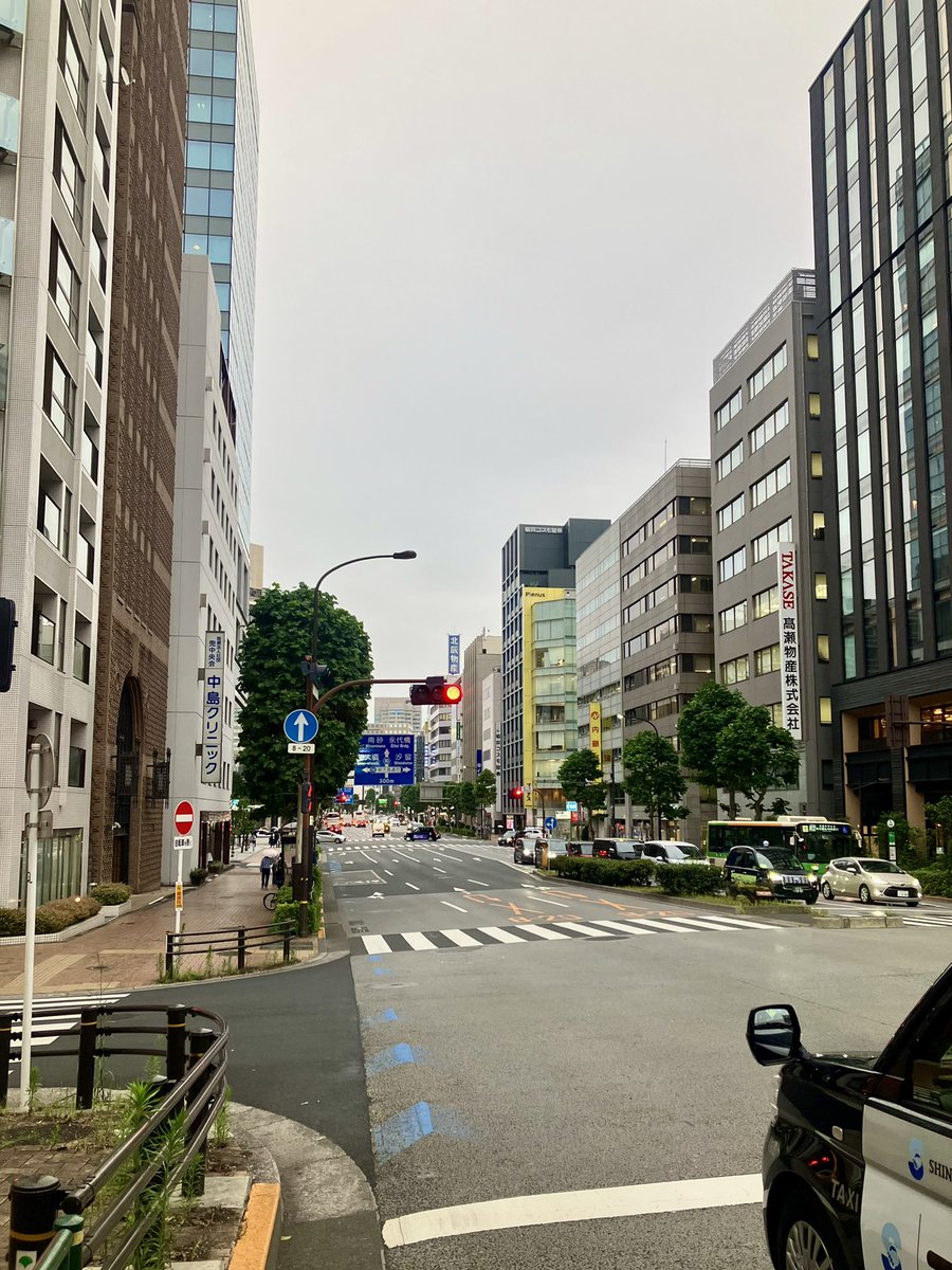 takedome2's tweet photo. #チャリ通
#小雨散歩

取引先に寄りビルを出ると☔️が降り出しましたが皇居外苑に着く頃には止み、いつも通り☕️タイム😋
北西の空が明るかったので半蔵門へまわり甲州街道ルートを選択！
ちょうど良いミスト程度に降られた時間もありましたが気持ち良く走って多摩川へ👍
お疲れ様でした🙏🏻 https://t.co/JwR5hLPWNN