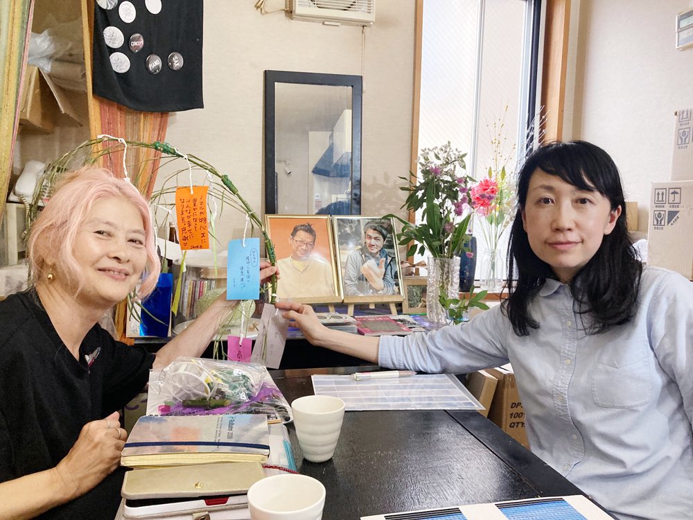 Gallery_Nomart's tweet photo. 今日は来年1月にノマルでの個展を控えた田中朝子が来社打ち合わせ。
写真は打ち合わせ終了後の風景。明日は七夕さん、短冊に願いごとを書いて皆で笹に吊るしました！

田中朝子 Asako Tanaka 個展
2027.1.16 sat - 2.13 sat
ギャラリーノマル https://t.co/F3a8roOzvl
