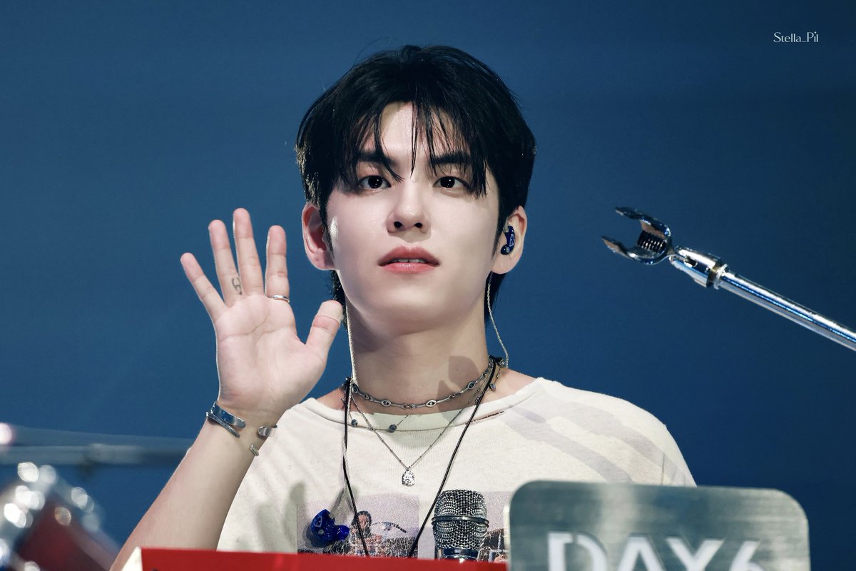 Stella_Pil's tweet photo. 260704 The DECADE Finale 
👋🏻👋🏻
#데이식스 #DAY6 #원필 #WONPIL https://t.co/rFAgq6qPja
