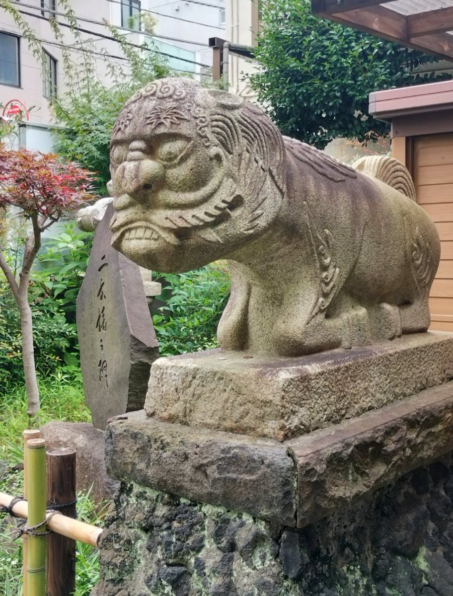 12345toutoo's tweet photo. 港区　承教寺の入口にヘンテコな狛犬が！
…とググったら色んな方の情報で、狛犬でなく「狛件（こまくだん）」という牛から生まれた半人半牛の妖怪と知りました。
独特過ぎ！ https://t.co/j6e5NaybXV