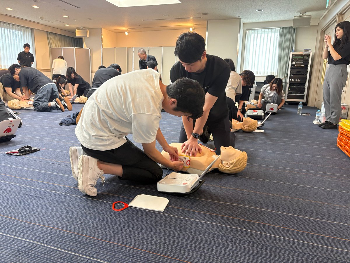 B_LEAGUE's tweet photo. アスレティックトレーナーと運営担当者の双方が参加・連携🤝

心肺蘇生法、搬送、応急手当などを含めた「SFR養成講習会」を合同で実施しました📝
フロアや客席の安全のキーマンが集結。
今シーズンも #Bリーグ は、安心・安全なリーグ運営を徹底してまいります。

✅安全への取り組みはこちら
https://t.co/vnP0FKvOc1