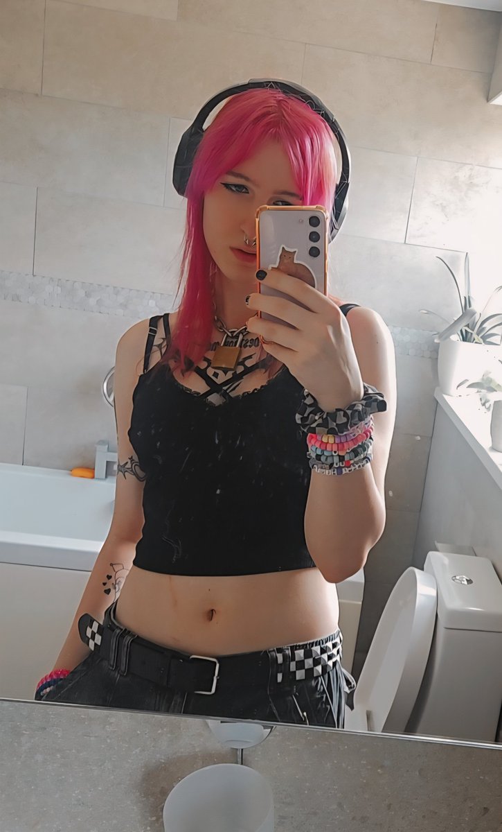 KholeDoll_'s tweet photo. Hey chat guess whos feeling less depressed and can take pics of herself again https://t.co/w3x3dWKMhg