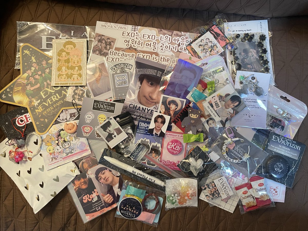 melkelee's tweet photo. freebies from #EXhOrizonInManila ❤️ thank u so much, co-exols ! https://t.co/CJIvb3JDkd