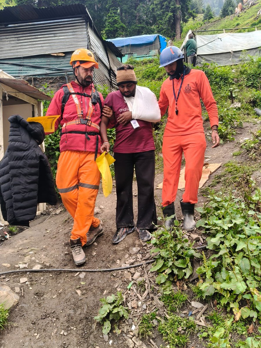 SSBSHQSRINAGAR's tweet photo. SSB MRT, with SDRF, rescued Sahil (38), Punjab, after a pony fall near #KaliMataMandir at #Railpathri. Following immediate PHT, he was evacuated safely to the nearest Medical Camp.
#Mountain_Rescuers_Lifesavers_by_ Duty https://t.co/Nz0Q0t3YRK