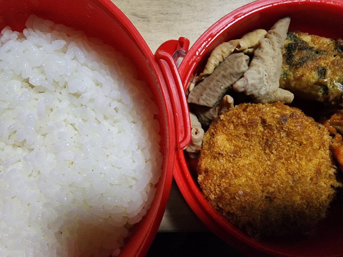 hidari_mino's tweet photo. 晩ごはん。
昼ごはん食えなかったから弁当。
暑かったけどあめてはいない。 https://t.co/2uXLggEzVy