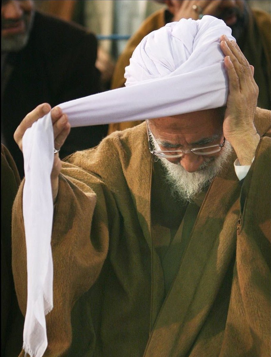 MHozeh's tweet photo. نماز بر پیکر رهبر شهید در قم به امامت آیت‌الله جوادی آملی برگزار میشه
ایشون مشی خاصی در خواندن نماز دارند و خطابات بی‌بدیلی به کار خواهند برد
پس از نماز و با طلوع آفتاب در قم تشییع انجام میشه
تشییع هشت کیلومتری از جمکران تا حرم https://t.co/nB8lIVtJW1