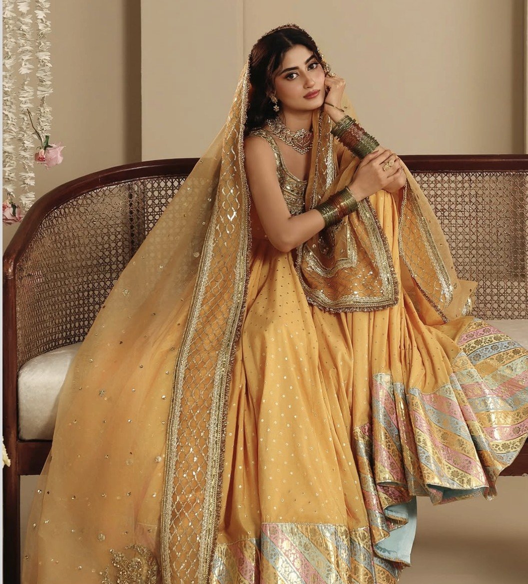 Scholarnaina_'s tweet photo. ofc she's gonna EAT a traditional shoot https://t.co/TONgx0f56d