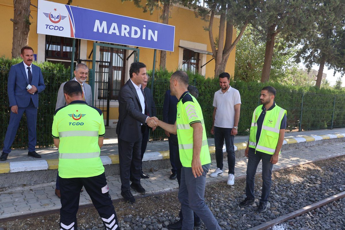uyalcin_'s tweet photo. Suriye sınırının sıfır noktasındaki📍Nusaybin’deyiz.

Ülkemizin uzun yıllardır Orta Doğu’ya açılan en önemli demiryolu kapılarından Mardin istasyonu ve Nusaybin Garı’nda çalışma arkadaşlarımızla bir araya gelerek yürüttüğümüz faaliyetleri ve bölgenin lojistik potansiyelini yerinde değerlendirdik.

Anadolu-Bağdat Demiryolu’nun en stratejik güzergâhlarından biri olan bu hat yıllar boyunca tarım, sanayi ve ticaret ürünlerimizin demiryoluyla Orta Doğu’ya güvenli, ekonomik ve çevreci şekilde ulaştırılmasında önemli görev üstlendi; ülkemizin dış ticaretine değer kattı.

Bölgede sağlanacak istikrarla birlikte bu stratejik koridorun yeniden etkin şekilde işletilmesi; yalnızca demiryolu taşımacılığına değil, üretimden ihracata uzanan lojistik zincirinin güçlenmesine ve Türkiye’nin bölgesel lojistik üs olma vizyonuna da önemli katkılar sağlayacaktır.

TCDD Taşımacılık olarak çalışmalarımızı; ülkemizin stratejik demiryolu koridorlarını yeniden ekonomimizin hizmetine kazandırmak, uluslararası yük taşımacılığındaki gücümüzü artırmak ve Türkiye'nin lojistik hedeflerine katkı sunmak için kararlılıkla sürdürüyoruz.

Çünkü biz, Türkiye'nin değer yükünü güvenle, yolcularını konforla geleceğe taşıyoruz.

#TürkiyeHızlanıyor 🇹🇷