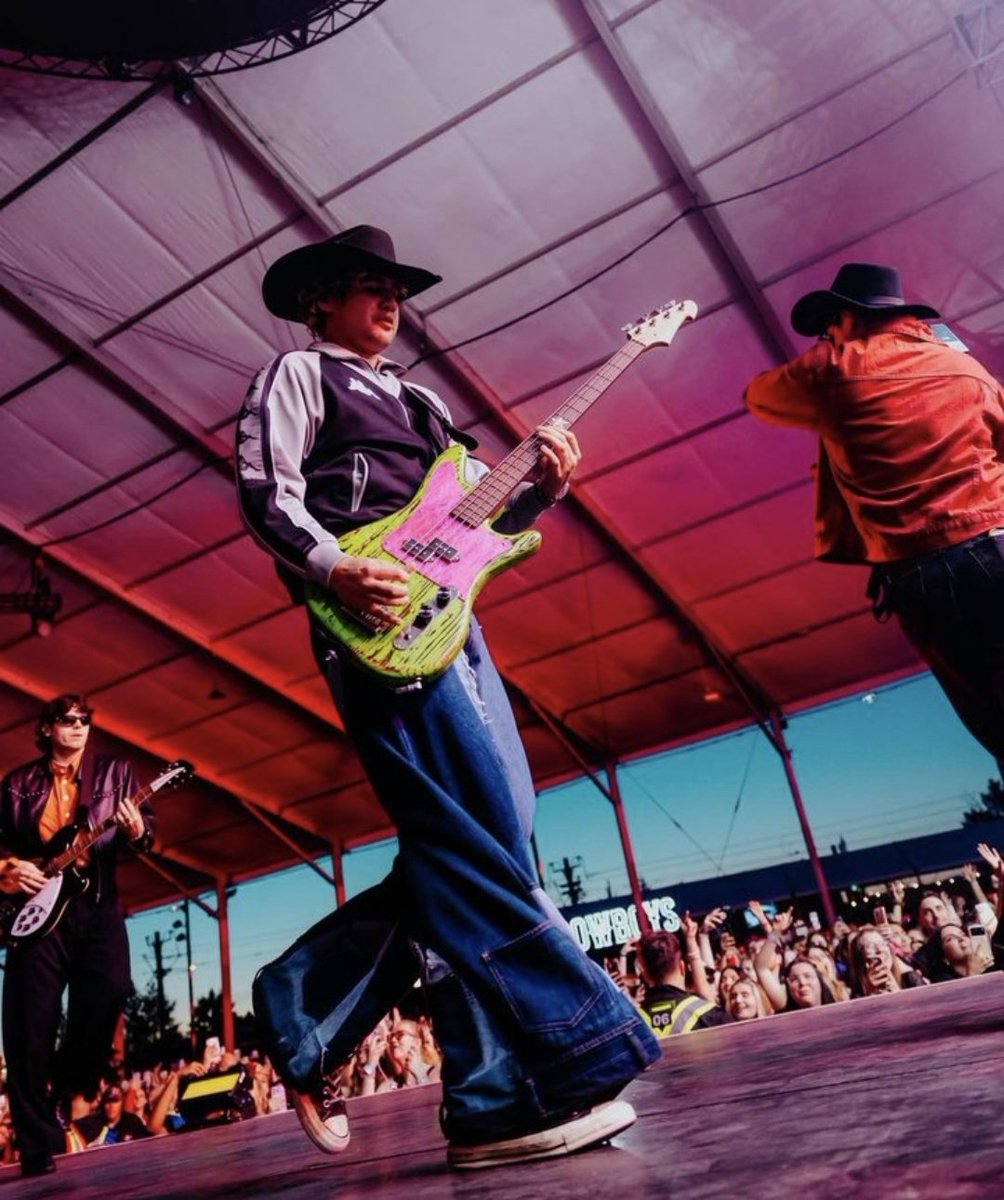 xuvisions's tweet photo. OH I'M NOT TOUCHING A HORSE EVER AGAIN AS LONG AS THIS COWBOY IS AROUND https://t.co/UhDBRcjRYu
