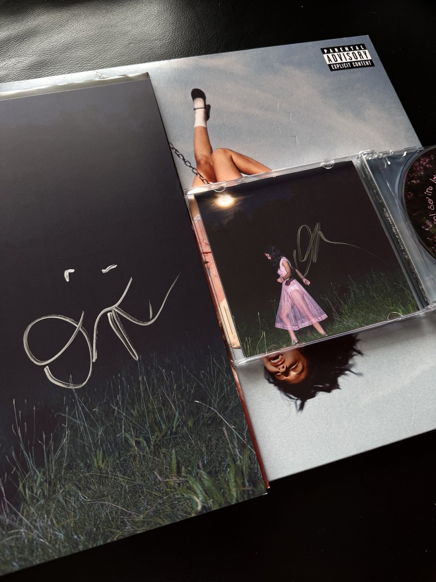 iT4rai's tweet photo. オリヴィアのサイン入り、レコードとCD届いた！

参考に転送サービス
(PlanetExpress)を使うとこんな感じ↓

6月26日 転送サービスに荷物到着 (USA,Ca)
(商品名や値段などを申告して、発送依頼)
6月30日 発送(ヤマトプレミアム)
7月06日 到着

CD $17.00
レコード $38.00
送料 $12.33
税金 $6.91
転送サービス $43.05
合計 $117.29(¥19,037)
