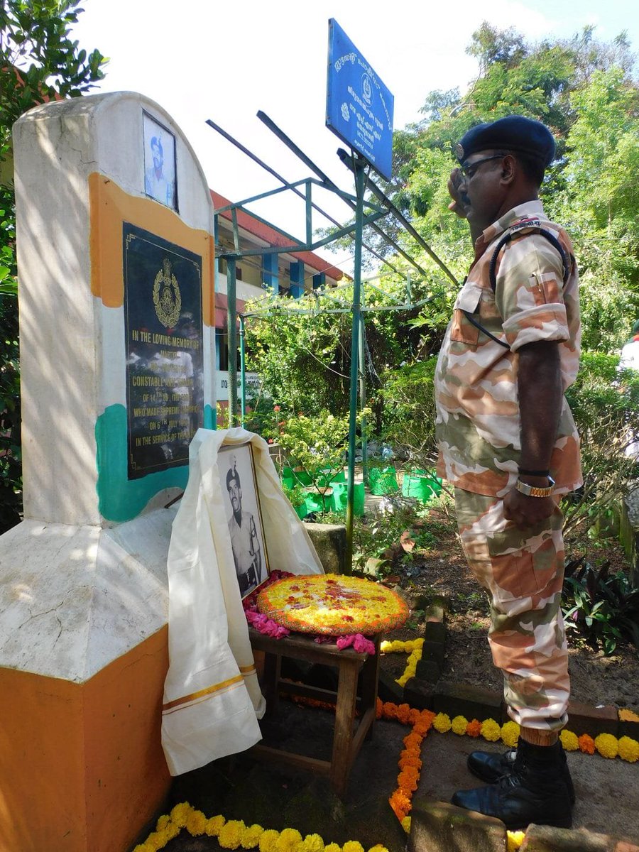 ITBP_official's tweet photo. Saluting the Braveheart!

#ITBP paid tribute to Constable Anil kumar T. of 4 Bn, who made the supreme sacrifice in the line of duty in J&amp;K in 1990. A homage programme was organised by 27 Bn at https://t.co/RfL9natWcS, Neduveli, Thiruvananthapuram (Kerala).
#BharatKeVeer https://t.co/lZgKDwqDPi