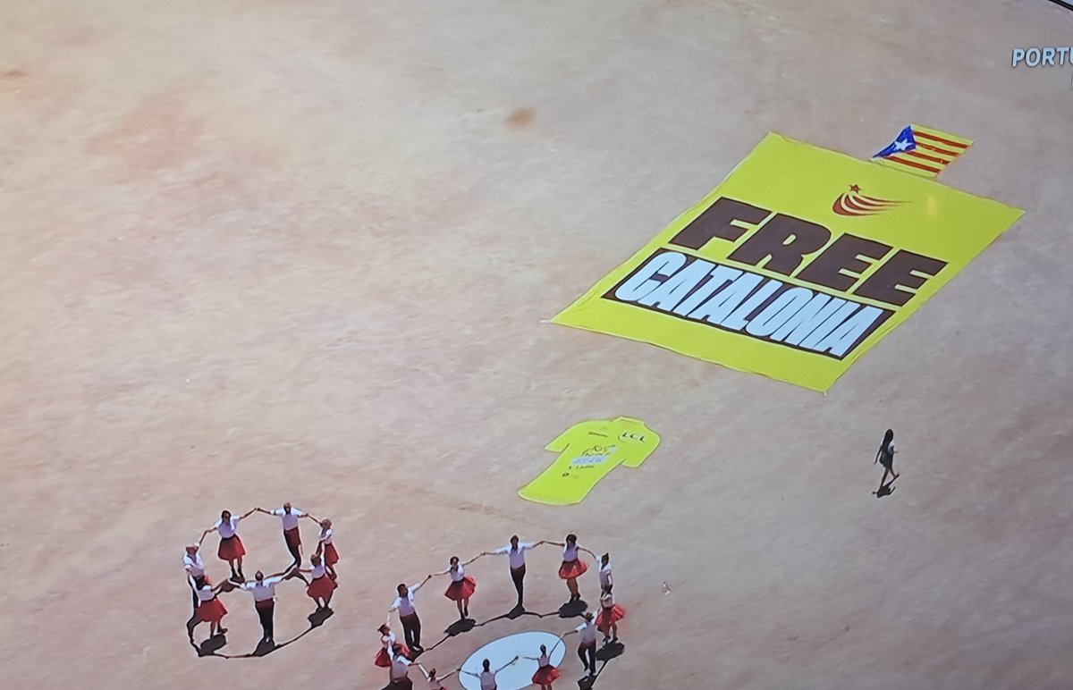 joanbesson's tweet photo. Vic saluda @LeTour al pas de la tercera etapa entre Granollers i Els Angles.
Quina meravella de país que tenim !!!

#FreeCatalonia
#TDF2026 https://t.co/Vn6UAC0j5a