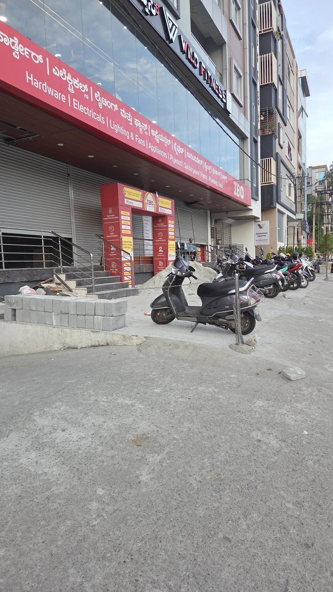 footpath_india's tweet photo. ಇದನ್ನು ತೆರವು ಮಾಡಬೇಕು. ಇದು ಹೌಸಿಂಗ್ ಬೋರ್ಡ್ ಕಾಲೋನಿಯ ಮಾಗಡಿ ಮೇನ್ ರೋಡ್ ಅವ್ಯವಸ್ಥೆ. https://t.co/Obq4VbmZKz