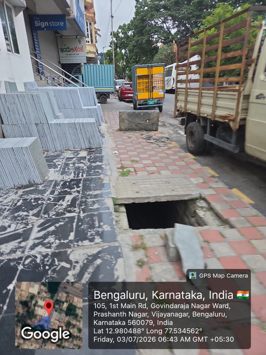 footpath_india's tweet photo. ಇದನ್ನು ತೆರವು ಮಾಡಬೇಕು. ಇದು ಹೌಸಿಂಗ್ ಬೋರ್ಡ್ ಕಾಲೋನಿಯ ಮಾಗಡಿ ಮೇನ್ ರೋಡ್ ಅವ್ಯವಸ್ಥೆ. https://t.co/Obq4VbmZKz