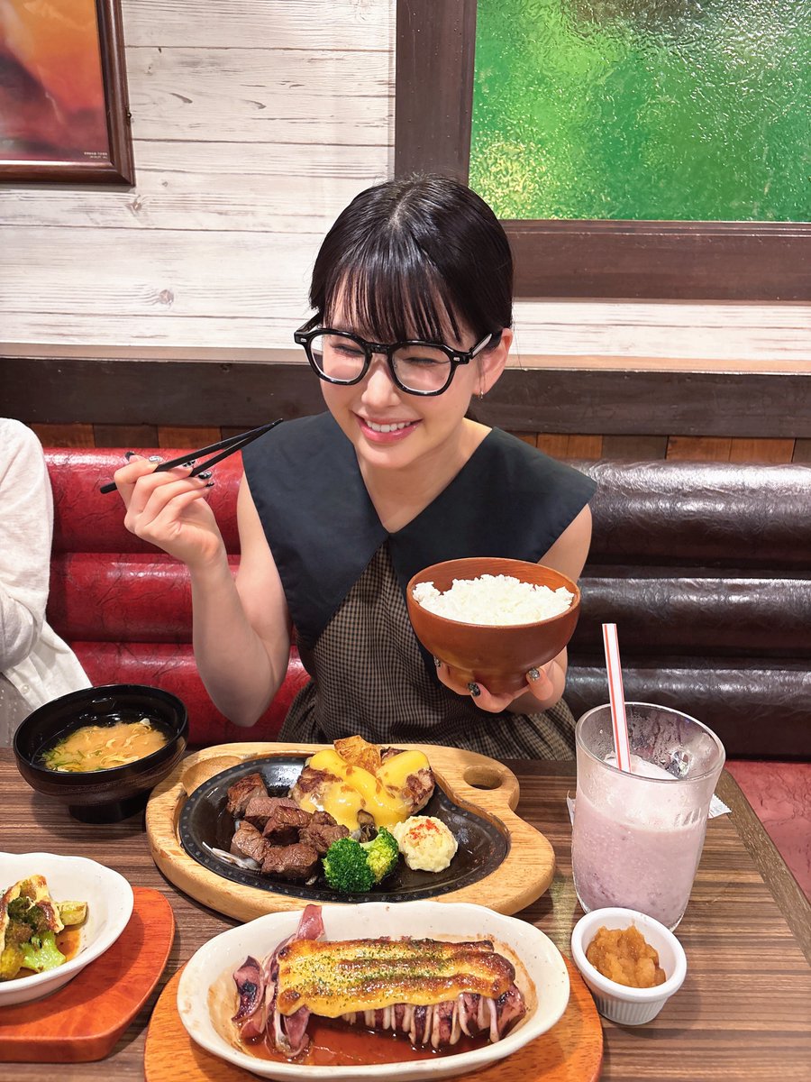 jiemei_anri's tweet photo. ライブ後はたくさん食べないとねー！ https://t.co/GzP5bK6tBQ